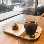 トーチドットベーカリー - カフェスペースでアイスコーヒーとミニデニッシュ