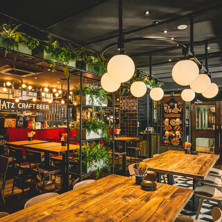 ドイツのバルをイメージした店内