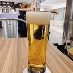 Tokyo Station Beer Stand - スーパードライの辛口サーブ①