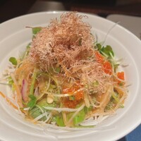 旬菜ステーキ処 らいむらいと - 彩り野菜と桜海老と松の実とトビッコの和風サラダ