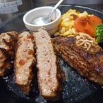 いきなりステーキ - 断面も熱々鉄板でよく焼いて…っと。
