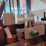 いきなりステーキ - カウンター上のドレ&ソースやスパイス