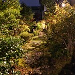 京味 もと井 - 暖簾をくぐるとお庭