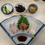 はまべ - 刺身3種（しまあじ、なめろう、鯛）と小鉢