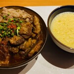 もつ焼 塩田屋 - 牛肉豆腐with生卵