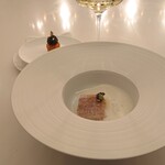 Suhring - 北極岩魚のバター煮 - カリフラワー、アーモンド、キャビア