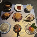 仁修樓 - 前菜９品
      　雛鳥紹興酒　鳥腿広東風　海月
      　ナッツ　帆立柚子　豚クリスピー焼
      　上海蟹小籠包　猪焼売　甘酢漬