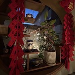 仁修樓 - 坪庭を望む円形の窓がお洒落