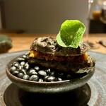 Chambre denfants - 富山県　蛍烏賊のエクレア　イカ墨の生地の間には蛍烏賊とチョリソー　レンズ豆のサラダ　木の芽入りのサワークリーム