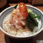 日本橋 海鮮丼 つじ半 - 梅  …… 1,250円
　
            いくら、マグロ、中落ち、海老、つぶ貝、ミル貝、イカ、数の子、きゅうり、長ネギ
            