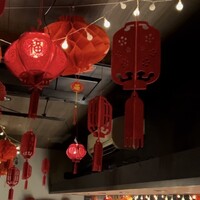 仁修樓 - 店内は春節の飾り付けで広東情緒たっぷり❗️