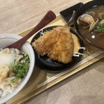 漁師食堂 三河丸 - 漁師風いかの肝醤油丼、あじフライ、漁師のあさり汁