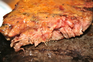 Kanadhianrokki - 2/3ほど食べたステーキ断面 鉄板が熱いのでウェルダン風に変わります