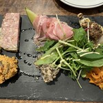 LA TABLE DE YAMASAKI - pâté de campagne, melon au jambon cru, tapenade, couscous à la crevette, salade de lentilles, carrot