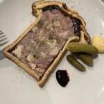 LA TABLE DE YAMASAKI - Pâté en croûte(pintade, ris de veau, foie gras de canard?, figue) avec moutard et sauce cassis