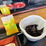 Ryoushiryou Ritate Yama - しっかりとした歯応えのある昆布。甘いご飯に合う合う！そしてデザートはびわゼリー