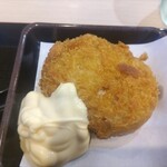 ゆで太郎 もつ次郎 - 熱々のコロッケにマヨネーズ