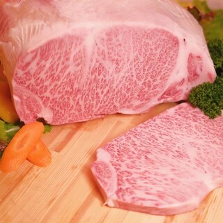 Enjoy the A5 rank Wagyu beef. The fine texture of the meat and the delicious fat will leave you intoxicated.