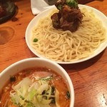 中華そば すずらん - 味噌角煮つけ麺！

久しぶりすぎて前回を全く覚えてない、間違いなく10年以上は前！

近所に凪が出来ても人気は衰えず定番のこれをオーダー！

麺が面白い、長方形のムチャクチャ弾力があり歯を押し返すような感じかな。

ひもかわ麺も頼んでいる人はちらほらいますね！

そういえば、オープン日限定で貰った味玉永久無料パスを出すの忘れた…