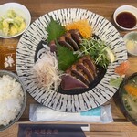 定越食堂 - 大皿に盛られた8切れの厚切りかつおの藁焼き。