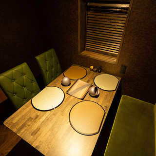 シックで落ち着いた雰囲気のオシャレな店内《個室有》