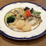 China Table 花木蘭 - エビとイカ、旬野菜の塩炒め