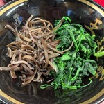 豚骨醤油ラーメン 王道家 - キクラゲ、青菜追加