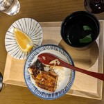 Shokusai Arakawa Maruhei - お願いしてないのに、ご好意でお吸い物とみかんのデザートまで出して頂けました。子には取り分け。なんと鰻の肝串のほうが好きなようでした