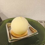 あまみカオリ研究所 - 「マンマル（ホワイトチョコムース＋苺ジュレ）」（税込850円）