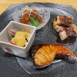 都路本 - めいん４品：ホタルイカの酢味噌和え、ずわい蟹ポン酢ジュレ、ブリ照り、豚とズッキーニのロースト