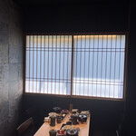 神谷町 なないろ - 個室に案内して頂けました。大きめの窓のおかげで採光も良好。