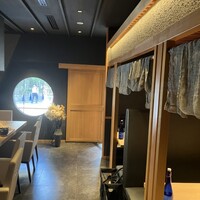 神谷町 なないろ - 店内のカウンター席。円窓が良い感じ。
