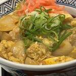 Yoshinoya - 親子丼アップ。紅生姜載せてから慌ててパシャリ。玉子ゆるゆる、鳥は多分もも肉のふわふわ感。味付けはちょうど良いけど汁だくなので白いご飯が勿体無い感じ。この辺は好みだから仕方ない。