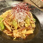イルプルチーナ - 豚ミンチと半熟卵の麻婆風パスタ（スパゲティ）