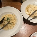 Pizzeria&Trattoria GONZO - 左がペペロンチーノ、右がカチョエペペ