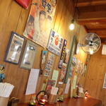 麺房 昭和呈 - レトロな店内。音楽も昭和の懐メロ☆