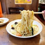 Tarou - 五目海老塩ヤキソバ　麺リフト