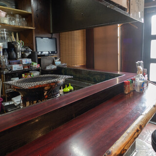 創業25年以上の老舗◆木札のメニューが並ぶ、昭和レトロなお店