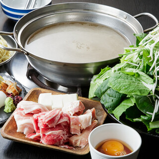 蔬菜为主角的草锅。将阿古猪和丰富的蔬菜用秘制的汤调制而成