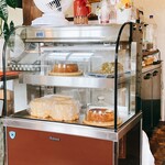 にじいろcafe - ケーキの冷蔵ケースです