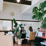 にじいろcafe - 店内の様子です。稲沢マダムの憩いの場の様ですね。