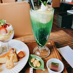 にじいろcafe - クリームソーダです。聞き忘れましたが、底には何かが沈めてありますね