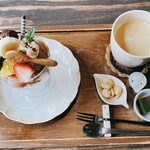 にじいろcafe - プチパフェとコーヒーのセットです