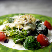 ロメインレタスと朝恋トマトとチーズの焼きシーザーサラダ