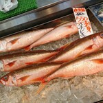 角上魚類 越谷店 - ハチビキ、大き過ぎるので半身300円(税込)購入しました。
                                深海魚で身は赤いけど白身魚って言う変わった魚で、鮪みたいな風味がして安くて美味い！
                                あまり流通しない魚なので見かけたら是非買ってください