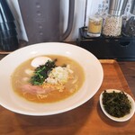 鶏×麦 らら - 「魚たちのお誘い」＋味玉に平日限定サービスの「追い海苔」で〜す。