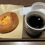 DELI CAFE KITCHEN - 「じゅわっとチーズのフランスパン」　「コーヒー」　「ゆで玉子」