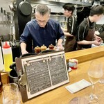 渡辺料理店 - この活気ある狭い厨房が楽しくて仕方がない　黒板メニューもコピーしてテーブル席に置かれます