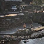 丸長旅館 - 部屋の窓からガニ湯を望む