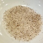 かつぎや - 美味しい中華塩が入荷したとのことでちょっと付けて食べてみてと出してくれました